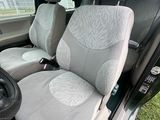 l'intérieur d'une voiture comportant deux rangées de sièges et un volant