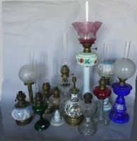 Ensemble de douze (12) lampes à pétrole fûts en verre, laito…