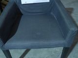 une chaise grise sur laquelle est accrochée une étiquette de prix