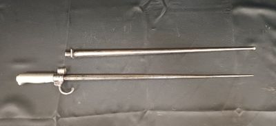 une paire de pinces métalliques posée sur une feuille de papier