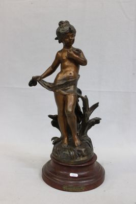 statue en bronze d'une femme tenant un oiseau sur une base en bois