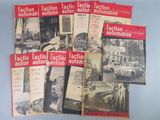 Plusieurs brochures d'anciennes voitures sont empilées les unes sur les autres