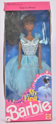 poupée Barbie dans une boîte, avec une robe et des chaussures à nouer