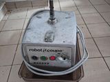 une machine posée sur le sol de la cuisine