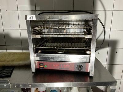 un four grille-pain posé sur une table