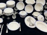 une table sur laquelle sont disposées de nombreuses assiettes et de nombreux couverts