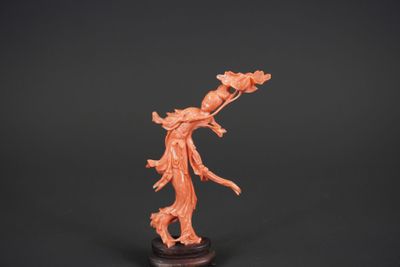 Petite statuette de femme en corail sculpté. - Photo 1