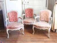 SUITE DE TROIS FAUTEUILS en bois mouluré et sculpté de fleur… (photo 2)