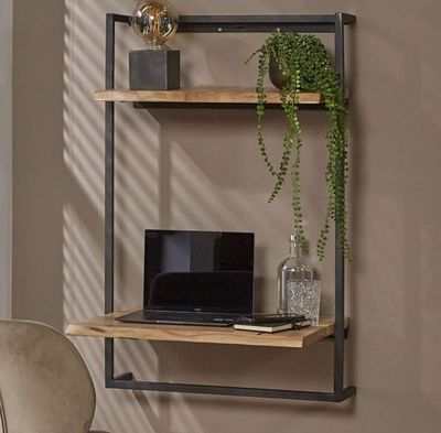 un ordinateur portable posé sur une étagère en bois à côté d'une chaise