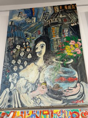 tableau représentant une femme tenant un bocal à poissons devant une foule de personnes