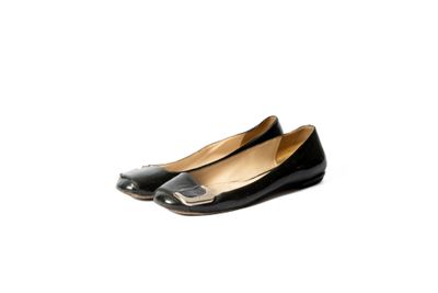 gros plan d'une paire de chaussures noires sur fond blanc