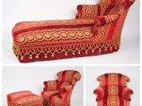 plusieurs photos d'une chaise et d'un pouf rouges et dorés ornés de pompons