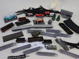 beaucoup de petits trains jouets rassemblés sur la table
