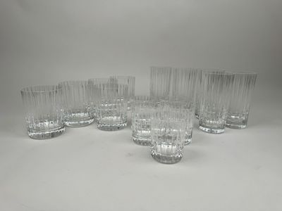 un lot de six verres à eau en verre transparent posés sur un plan de travail blanc