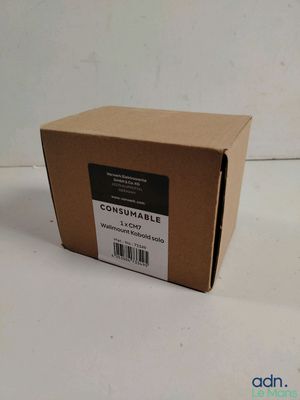 la boîte est vide et prête à être ouverte sur la table
