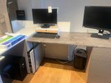 un bureau équipé de deux écrans et d'un clavier