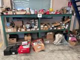 de nombreuses boîtes, les unes à côté des autres, sur une étagère dans un garage