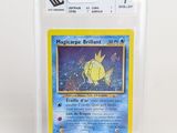 gros plan d'une carte pokemon dans un étui en plastique