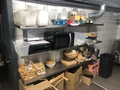 une cuisine dont les étagères regorgent de provisions