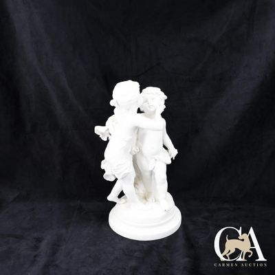 une statue blanche représentant un garçon et une fille se tenant la main sur un fond noir