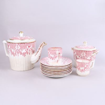 un service à thé rose et blanc, avec tasses et soucoupes