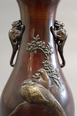JAPON. Vase en bronze à patine brune et mordorée à décor de …