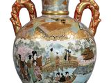 un vase avec un tableau posé sur une table