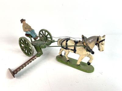 un cheval en jouet tirant une charrette sur laquelle se trouve un homme