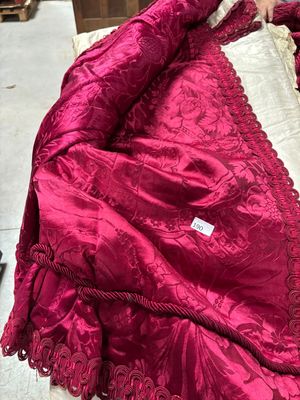 une femme qui confectionne une robe sur une table