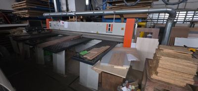 une machine qui travaille sur une pièce de bois