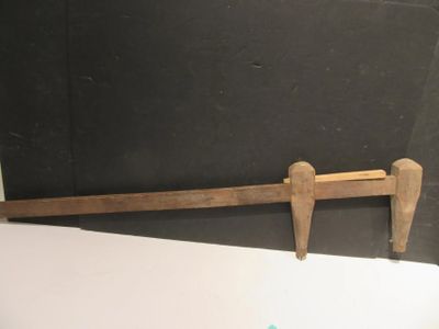 un manche en bois fixé à un tableau noir