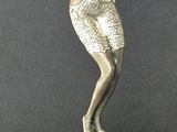 statue en argent représentant une femme, posée sur un socle en marbre
