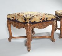 Paire de larges tabourets en hêtre richement sculpté de larg… (photo 3)