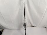 un bâton emballé dans du plastique et posé sur une chaise
