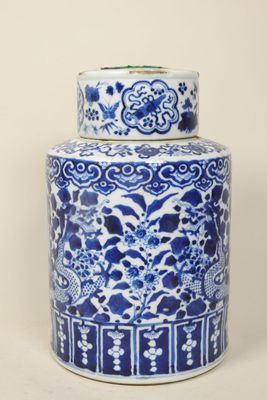 pot à gingembre bleu et blanc orné de motifs floraux sur le couvercle