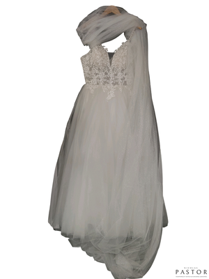 une robe de mariée et un voile suspendus à un cintre