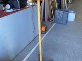 une photo d'un lampadaire en bois dans un magasin