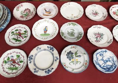 Ensemble d'une vingtaine d'assiettes dont une coupe en céram…