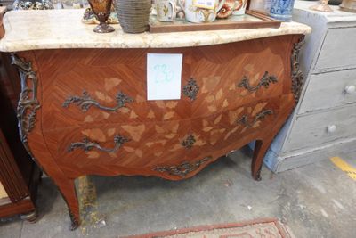 une commode dont le dessus est en marbre