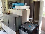 une photo d'une cuisine avec un réfrigérateur et un lave-vaisselle