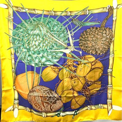 une écharpe jaune et bleue sur laquelle sont représentés des fruits