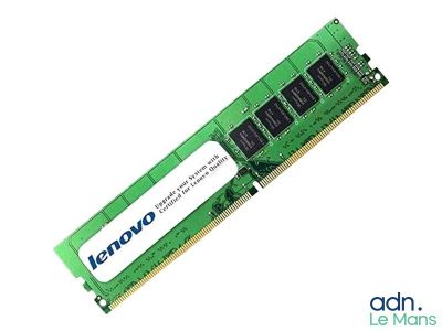 un gros plan d'un module de mémoire sur fond blanc