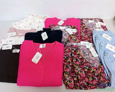 de nombreux vêtements pour femmes exposés sur une table