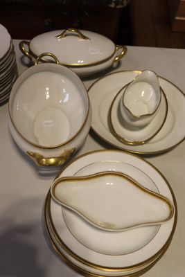 beaucoup d'assiettes et de bols posés sur une table
