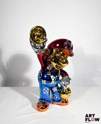 une figurine représentant une personne tenant un trophée