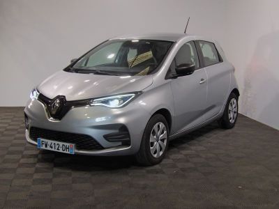 une photo d'une voiture argentée dans un showroom