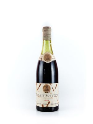 la bouteille de vin est posée sur une surface blanche