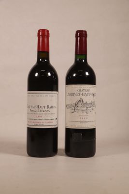 deux bouteilles de vin posées l'une à côté de l'autre sur une table