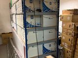 de nombreuses boîtes de courrier posées sur une étagère dans un entrepôt