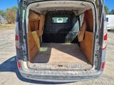 l'arrière d'une camionnette dont la porte est ouverte et l'arrière de la camionnette dont la porte arrière est ouverte